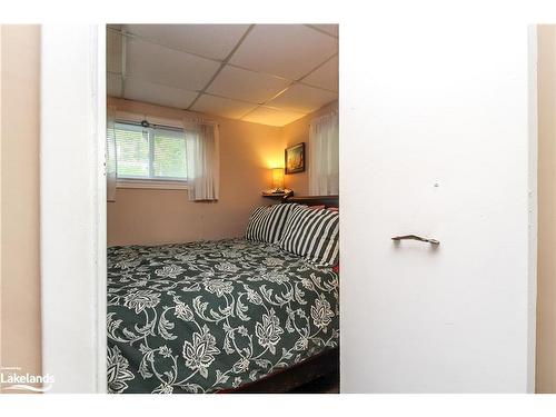 39 Sunnidale River Road, Wasaga Beach, ON - Indoor Photo Showing Bedroom