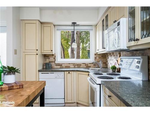 138 Escarpment Crescent, Collingwood, ON - Indoor Photo Showing Kitchen