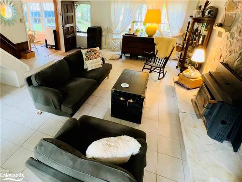 1113 Moon River Road, Bala, ON - Indoor Photo Showing Living Room