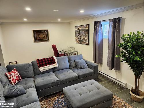 18 Belcher Street, Collingwood, ON - Indoor Photo Showing Living Room