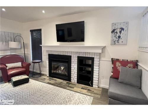 571 Oxbow Crescent, Collingwood, ON - Indoor Photo Showing Living Room With Fireplace