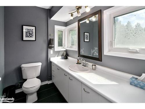 1247 County 124 Road, Clearview, ON - Indoor Photo Showing Bathroom