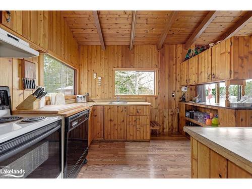 15 Sr405 Severn River Shore, Muskoka Lakes, ON - Indoor Photo Showing Kitchen