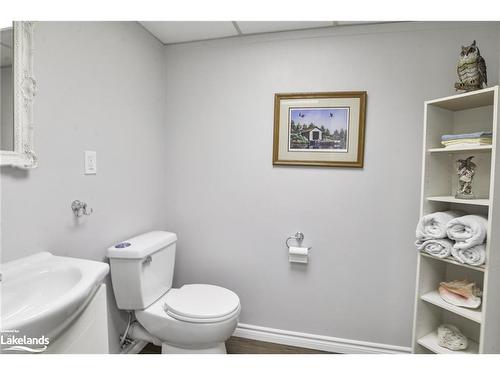 16 Leisure Court, Coldwater, ON - Indoor Photo Showing Bathroom