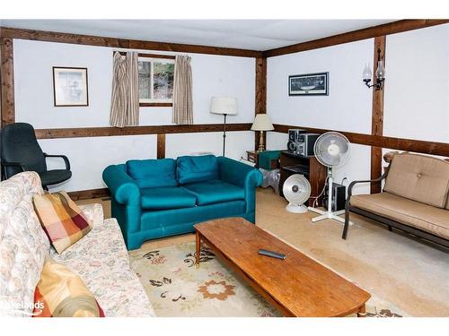1020 Vinegar Hill Lane, Highlands East, ON - Indoor Photo Showing Living Room