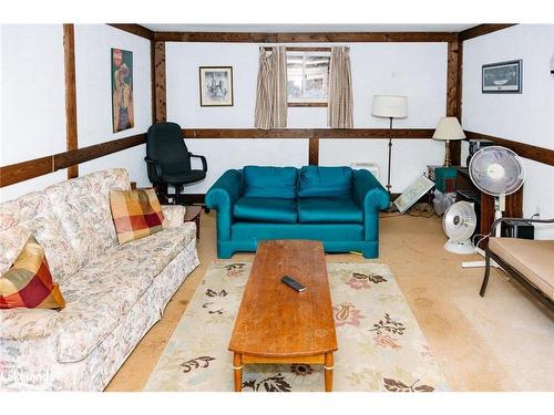 1020 Vinegar Hill Lane, Highlands East, ON - Indoor Photo Showing Living Room