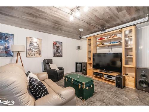 1450 Margaret Crescent, Penetanguishene, ON - Indoor Photo Showing Living Room