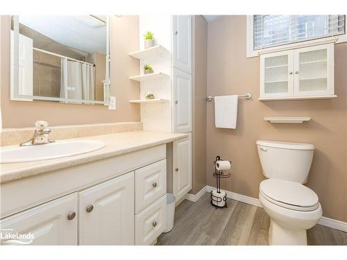 82 Johnson Street, Orillia, ON - Indoor Photo Showing Bathroom
