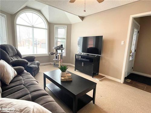 82 Johnson Street, Orillia, ON - Indoor Photo Showing Living Room
