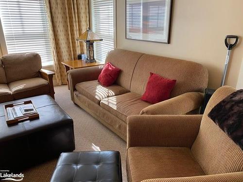 126-125 Fairway Court, The Blue Mountains, ON - Indoor Photo Showing Living Room