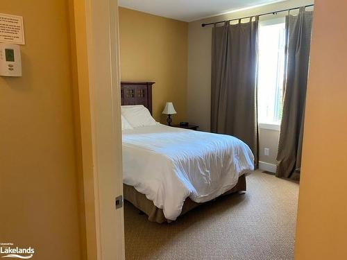 126-125 Fairway Court, The Blue Mountains, ON - Indoor Photo Showing Bedroom