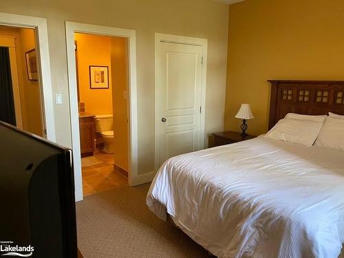 126-125 Fairway Court, The Blue Mountains, ON - Indoor Photo Showing Bedroom