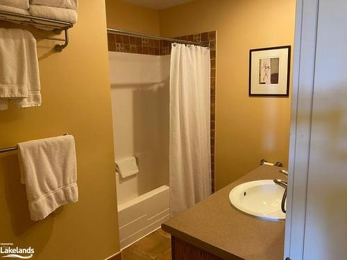 126-125 Fairway Court, The Blue Mountains, ON - Indoor Photo Showing Bathroom