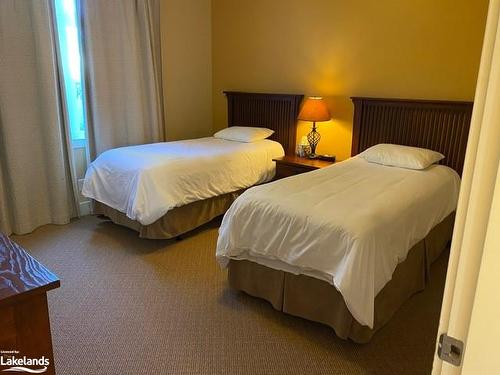 126-125 Fairway Court, The Blue Mountains, ON - Indoor Photo Showing Bedroom