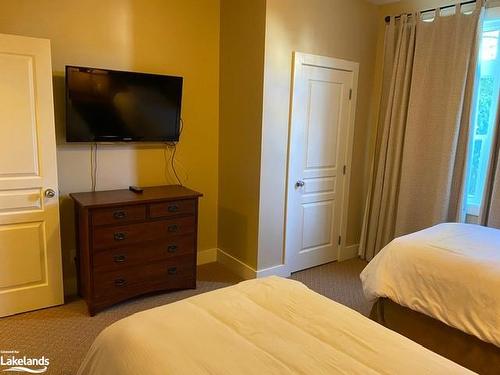 126-125 Fairway Court, The Blue Mountains, ON - Indoor Photo Showing Bedroom