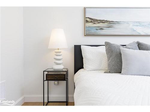 8705 Beachwood Road, Wasaga Beach, ON - Indoor Photo Showing Bedroom