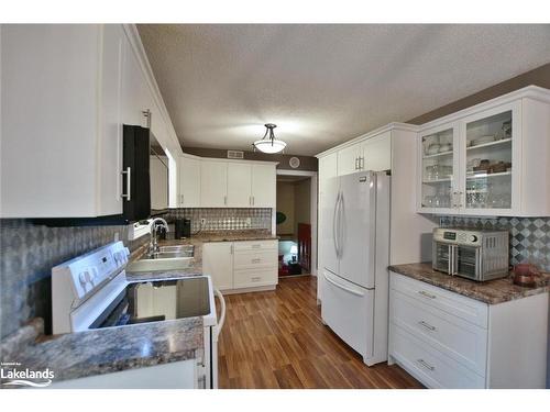 7 Brakenbury Street W, Markdale, ON - Indoor Photo Showing Kitchen With Double Sink