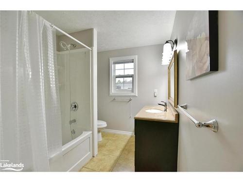 7 Brakenbury Street W, Markdale, ON - Indoor Photo Showing Bathroom