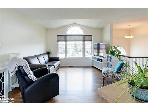 7 St Andrews Drive, Meaford, ON - Indoor Photo Showing Living Room