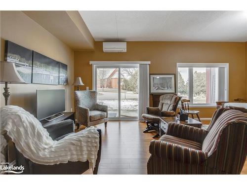 104-333 Lafontaine Road W, Tiny, ON - Indoor Photo Showing Living Room