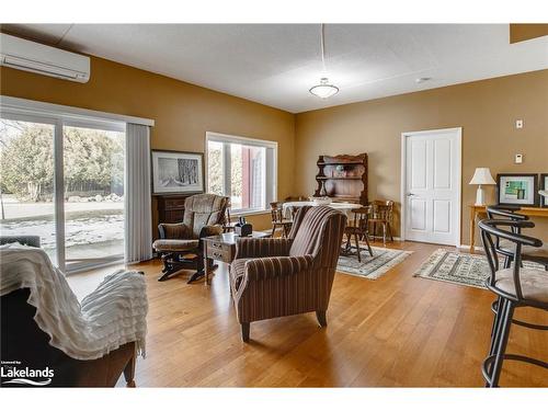 104-333 Lafontaine Road W, Tiny, ON - Indoor Photo Showing Living Room