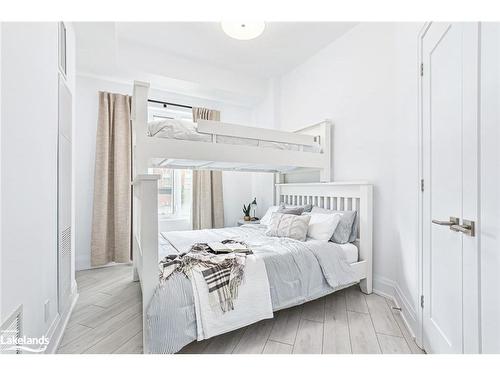 211-1 Hume Street, Collingwood, ON - Indoor Photo Showing Bedroom