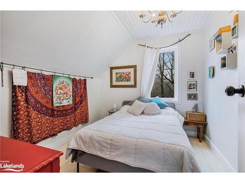 1634 Newton Street, Tay, ON - Indoor Photo Showing Bedroom