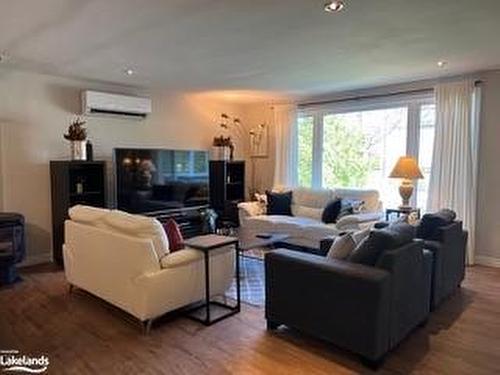 184 Dunkerron Avenue, Wasaga Beach, ON - Indoor Photo Showing Living Room