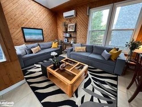 184 Dunkerron Avenue, Wasaga Beach, ON - Indoor Photo Showing Living Room