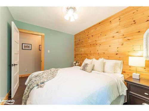 1334 Hard Wood Lane, Haliburton, ON - Indoor Photo Showing Bedroom