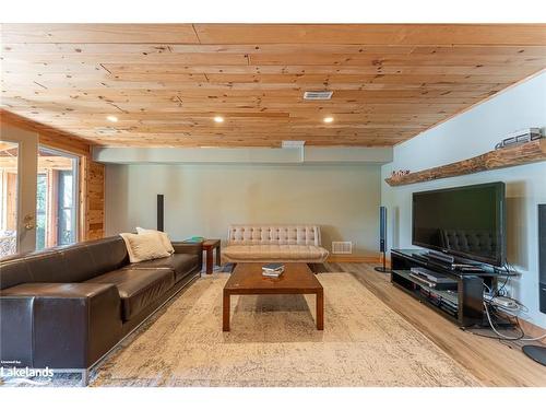 1334 Hard Wood Lane, Haliburton, ON - Indoor Photo Showing Living Room