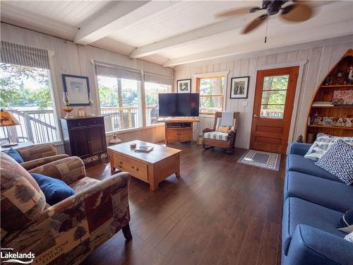 14 Is 130 Severn River, Georgian Bay, ON - Indoor Photo Showing Living Room