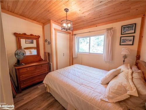 14 Is 130 Severn River, Georgian Bay, ON - Indoor Photo Showing Bedroom