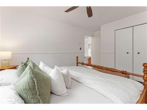 1751 Cedar Lane, Bracebridge, ON - Indoor Photo Showing Living Room