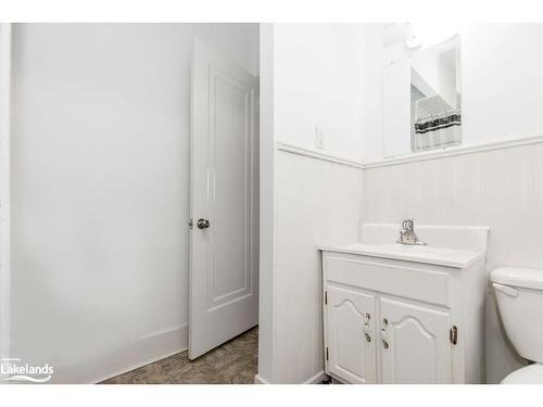 37 Ross Street, Barrie, ON - Indoor Photo Showing Bathroom