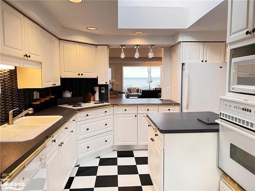 89 Georgian Manor Drive, Collingwood, ON - Indoor Photo Showing Kitchen