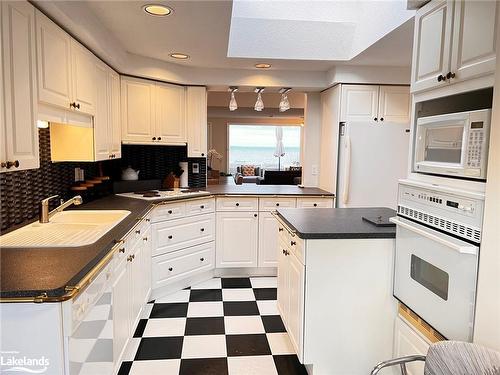 89 Georgian Manor Drive, Collingwood, ON - Indoor Photo Showing Kitchen