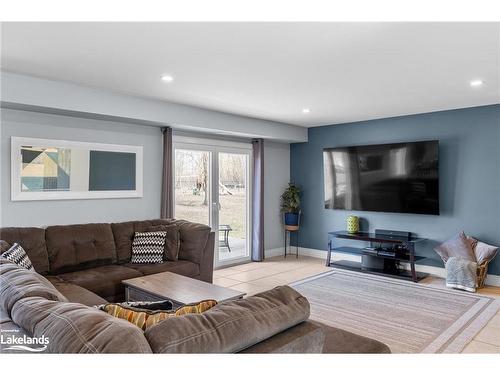 10871 12 Highway, Oro-Medonte, ON - Indoor Photo Showing Living Room