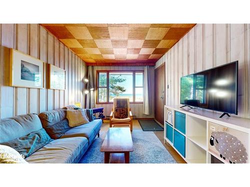 1584 Shore Lane, Wasaga Beach, ON - Indoor Photo Showing Living Room