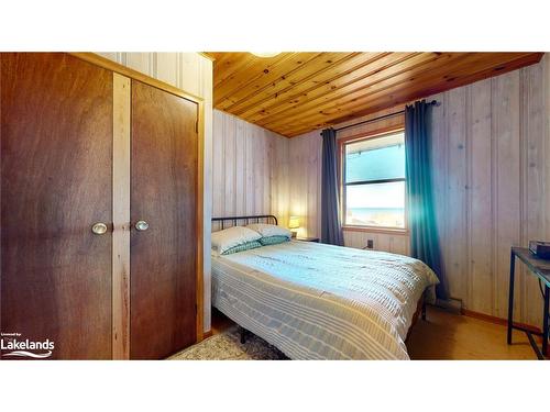 1584 Shore Lane, Wasaga Beach, ON - Indoor Photo Showing Bedroom
