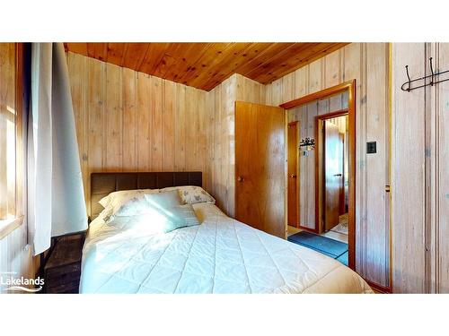 1584 Shore Lane, Wasaga Beach, ON - Indoor Photo Showing Bedroom