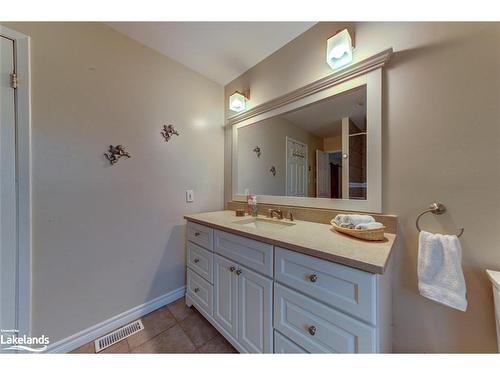 13 Belcher Street, Collingwood, ON - Indoor Photo Showing Bathroom