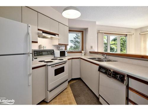 81-16 Ramblings Way, Collingwood, ON - Indoor Photo Showing Kitchen With Double Sink