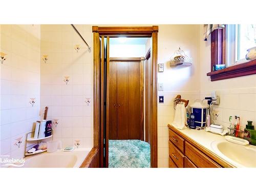 14 Seneca Crescent, Tiny, ON - Indoor Photo Showing Bathroom