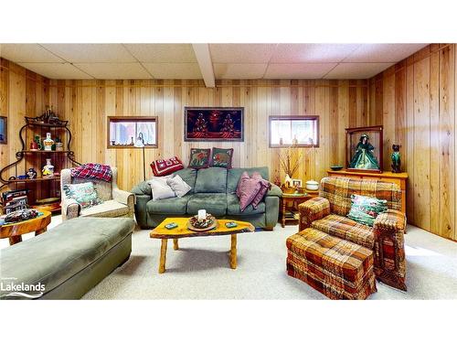 14 Seneca Crescent, Tiny, ON - Indoor Photo Showing Living Room