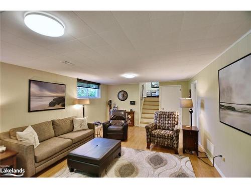 964 Sixth Street, Collingwood, ON - Indoor Photo Showing Living Room