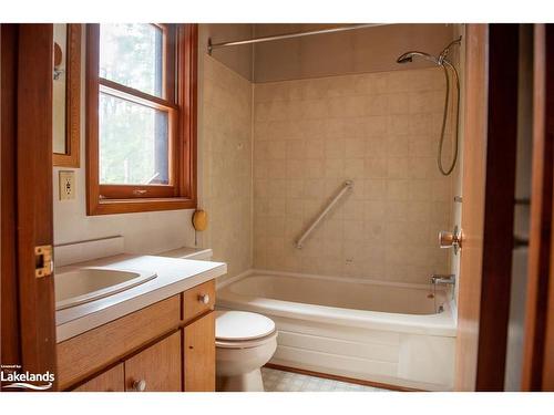 429-439 Lynx Lake Road, Huntsville, ON - Indoor Photo Showing Bathroom