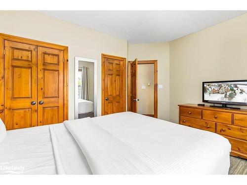 109-184 Snowbridge Way, The Blue Mountains, ON - Indoor Photo Showing Bedroom