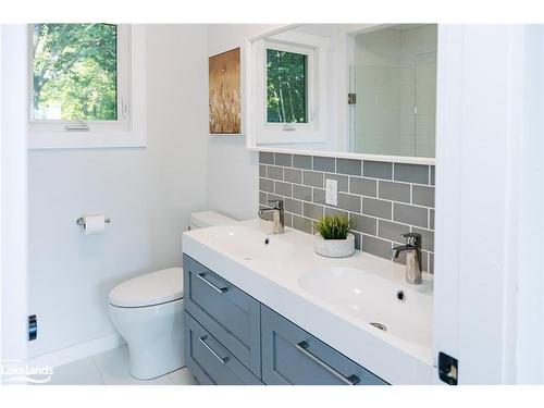 1047 Whyman Road, Algonquin Highlands, ON - Indoor Photo Showing Bathroom