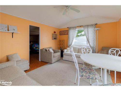 1059 Tooke Lake Road, Baysville, ON - Indoor Photo Showing Living Room